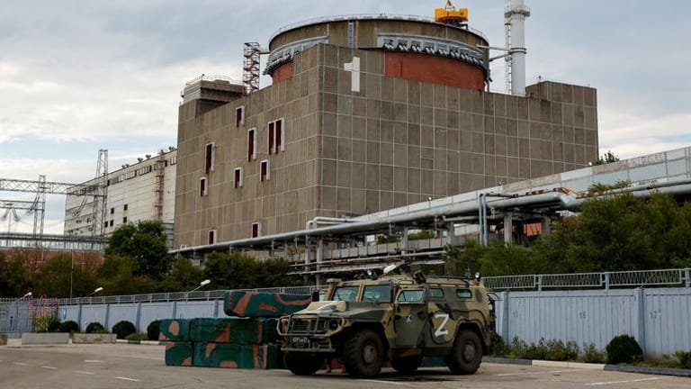 Russisches Militärfahrzeug vor dem Reaktor 1: Auch in Turbinenhallen steht Militärequipment, so der Bericht der IAEA-Experten.