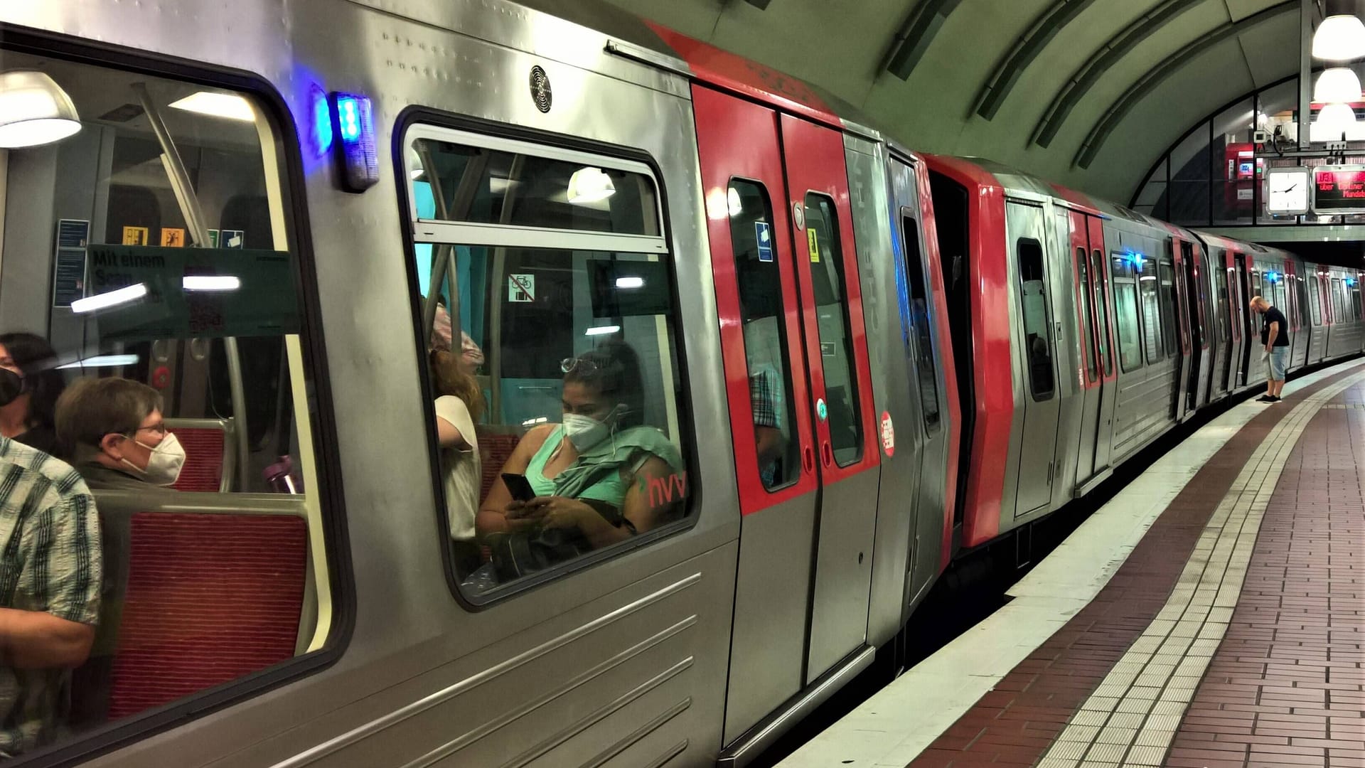 Eine U-Bahn in Hamburg (Symbolbild): Etwa zwei Drittel der CO₂-Emissionen sollen eingespart werden. Eine U-Bahn in Hamburg (Symbolbild): Etwa zwei Drittel der CO₂-Emissionen sollen eingespart werden.