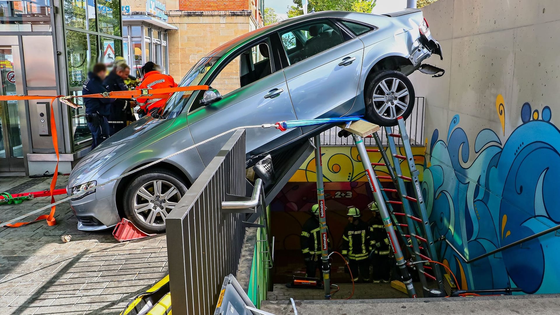 Am Bahnhof vom Freiberg am Neckar ist ein Auto fast in eine Unterführung gestürzt: Der Fahrer blieb unverletzt. Am Bahnhof vom Freiberg am Neckar ist ein Auto fast in eine Unterführung gestürzt: Der Fahrer blieb unverletzt.