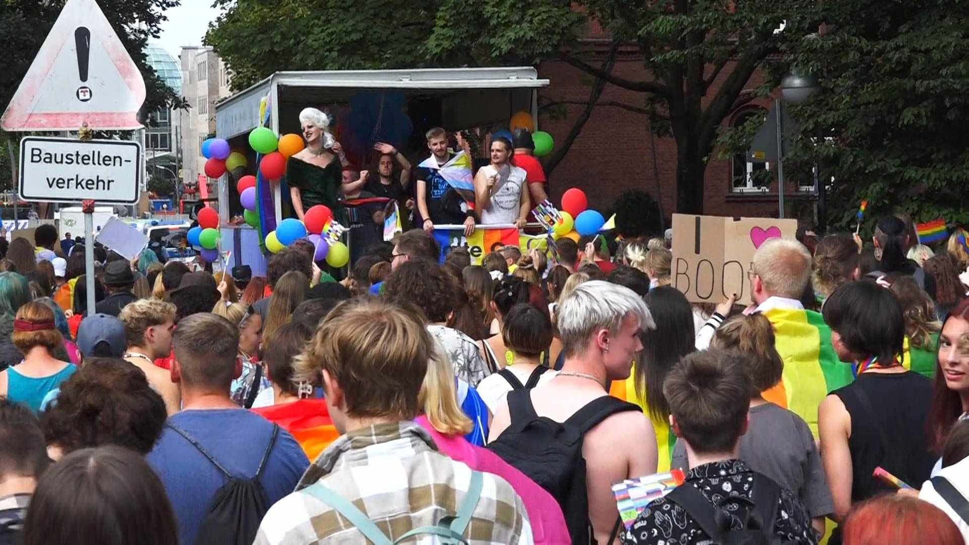 Die Demonstrantinnen und Demonstranten zogen zum Friedensplatz in Dortmund.