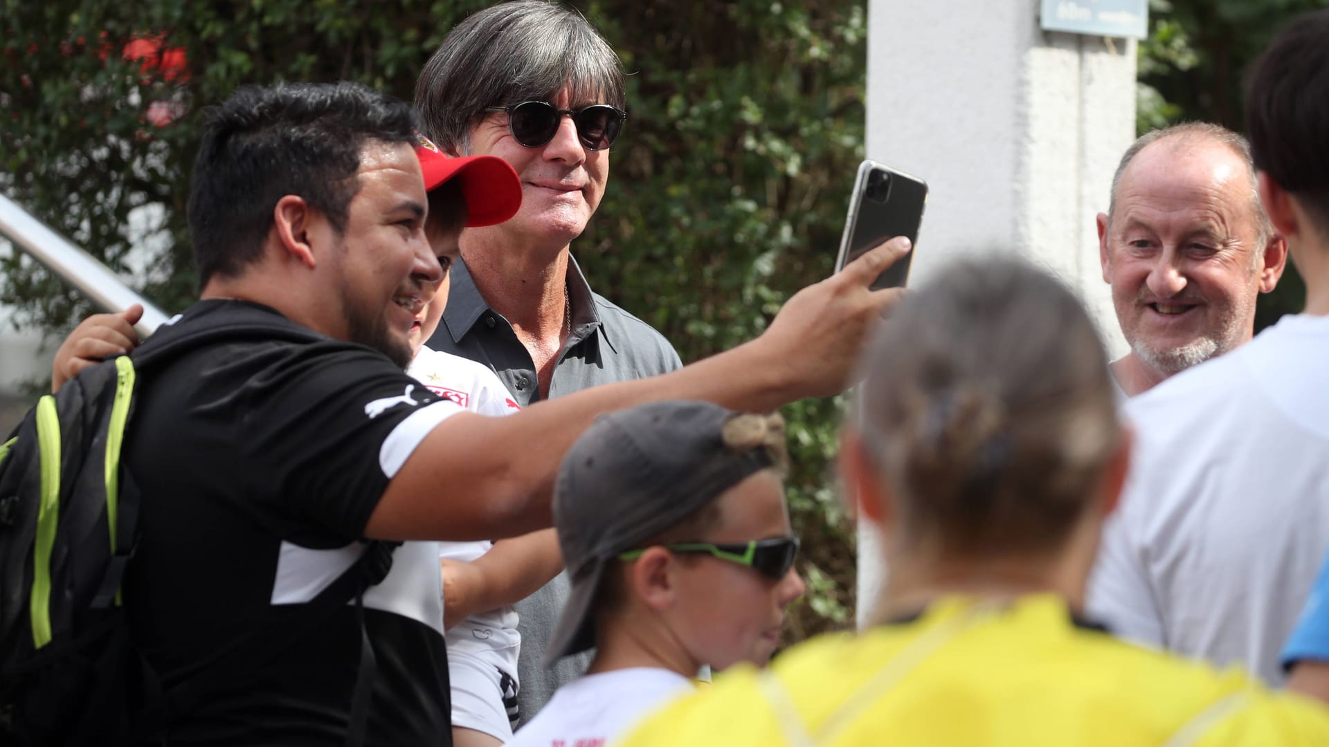 Joachim Löw: Der Ex-Bundestrainer tauchte Ende August am Vereinsgelände des VfB Stuttgart auf und machte Selfies mit den Fans.