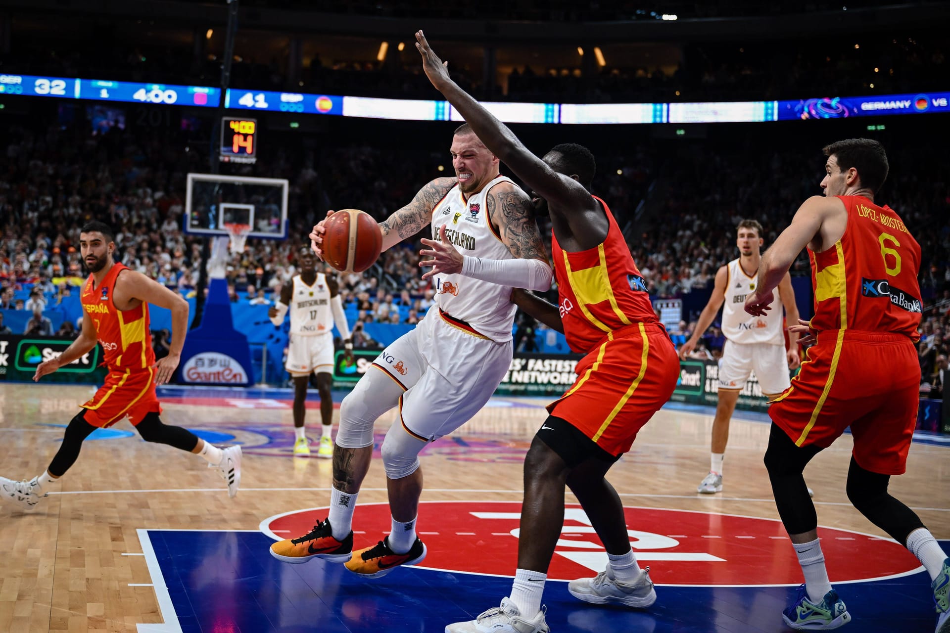 Daniel Theis: Der Viertelfinalgigant bricht gegen Spanien ein gutes Stück weit ein. Fünf Turnover und eine Trefferquote von nur 36 Prozent tragen ihren Teil zur Pleite bei. Besonders bitter: in der hitzigen Schlussphase bringt er zwei Mal den Korbleger aus guter Position nicht unter. Note 4