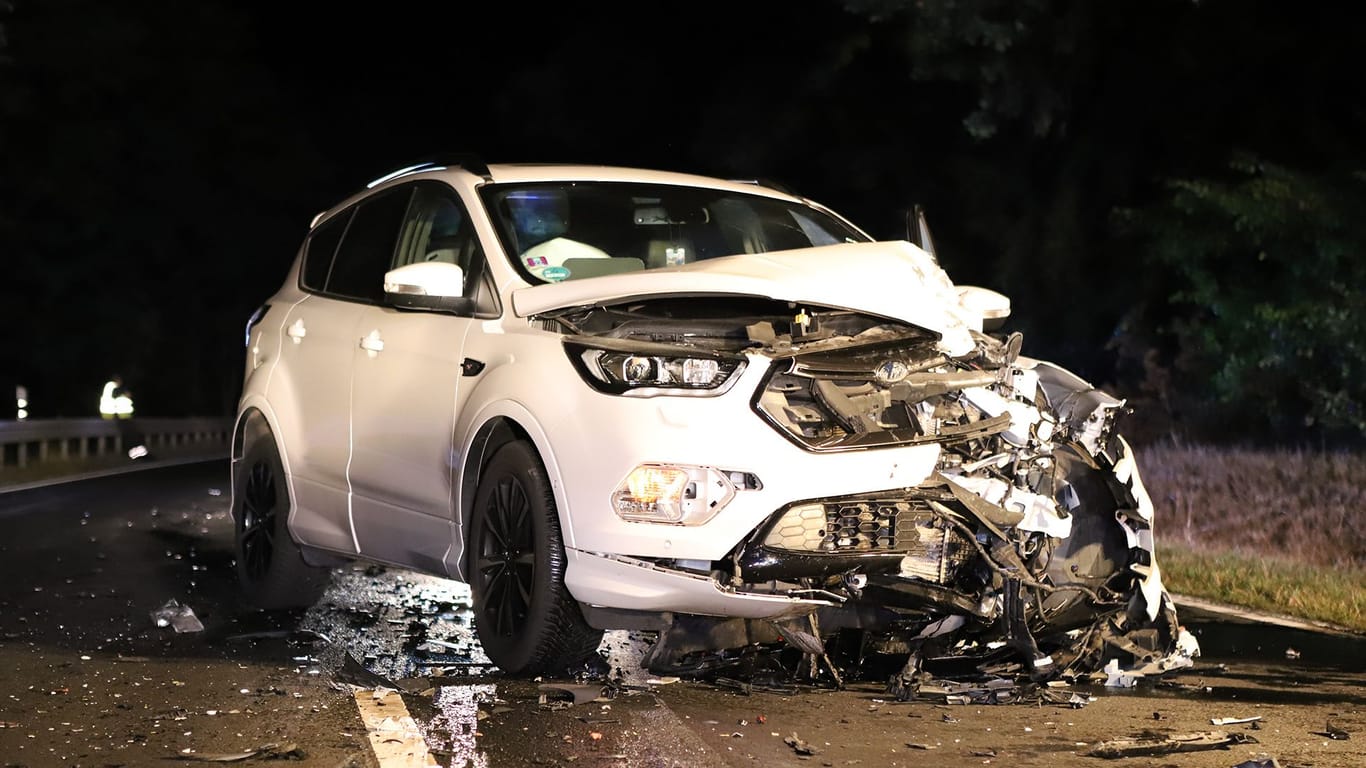 Schwer beschädigter Ford: Der Fahrer des Wagens wurde schwer verletzt.