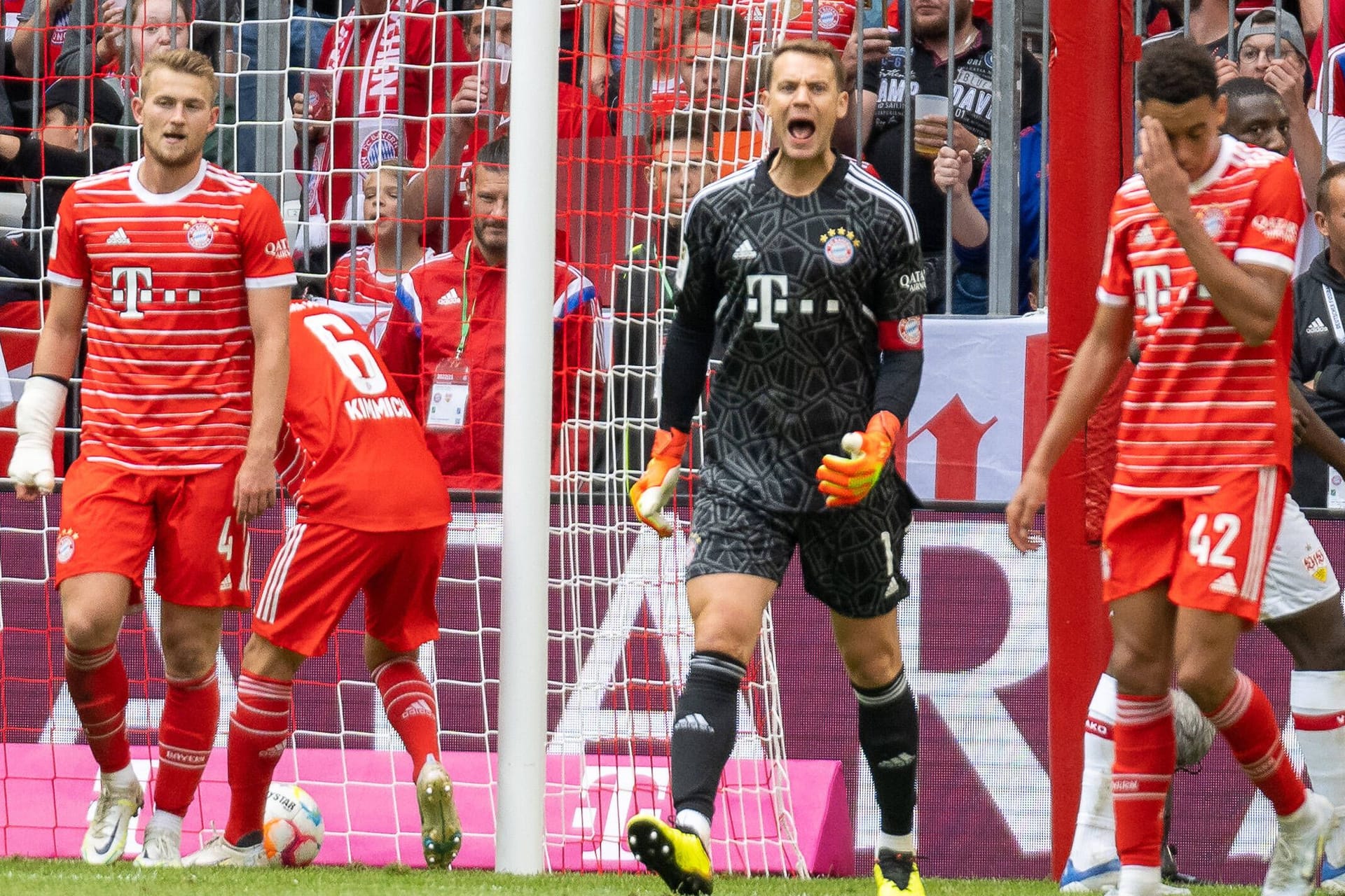 Verärgert: Bayern-Keeper Manuel Neuer (M.) schimpft mit seinen Teamkollegen.