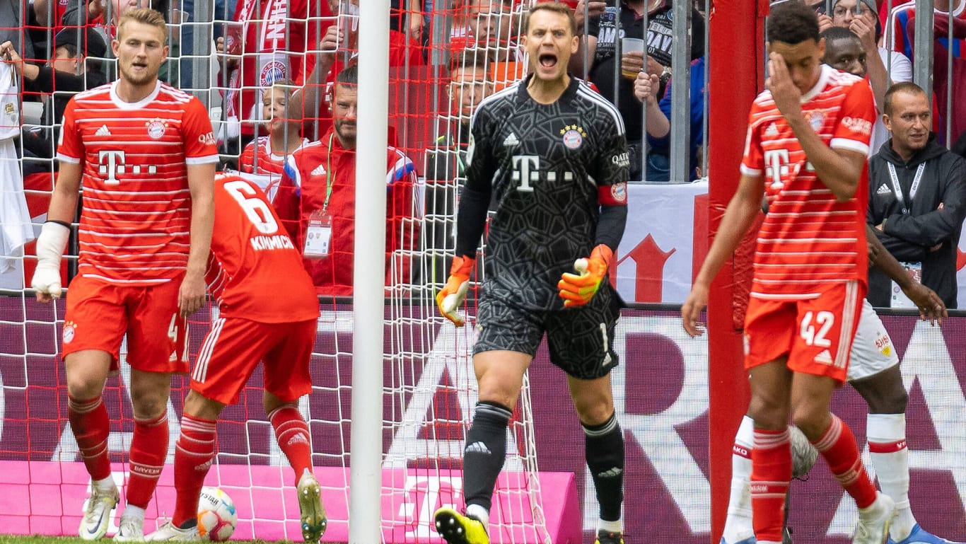 Verärgert: Bayern-Keeper Manuel Neuer (M.) schimpft mit seinen Teamkollegen.