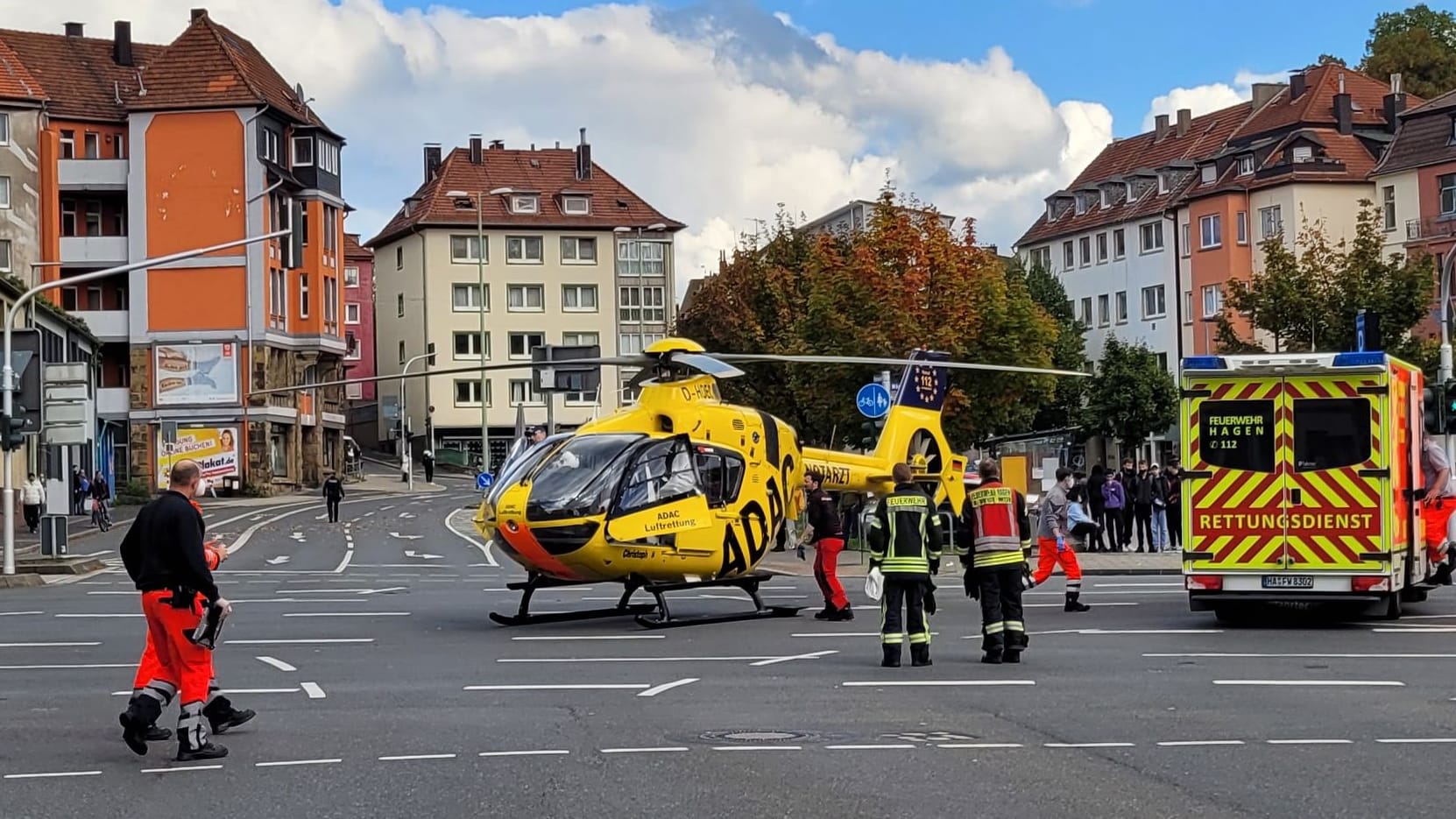 Rettungshubschrauber am Unglücksort: Das Kind war auf ein Bett am Fenster geklettert. Rettungshubschrauber am Unglücksort: Das Kind war auf ein Bett am Fenster geklettert.