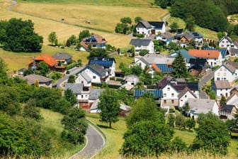Dorf in ländlicher Umgebung (Symbolbild): Bayern hat sich bei der Grundsteuerreform nicht dem Bundesmodell angeschlossen.