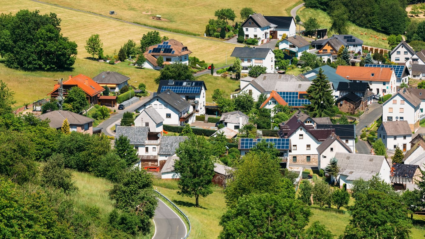 Dorf in ländlicher Umgebung (Symbolbild): Bayern hat sich bei der Grundsteuerreform nicht dem Bundesmodell angeschlossen.