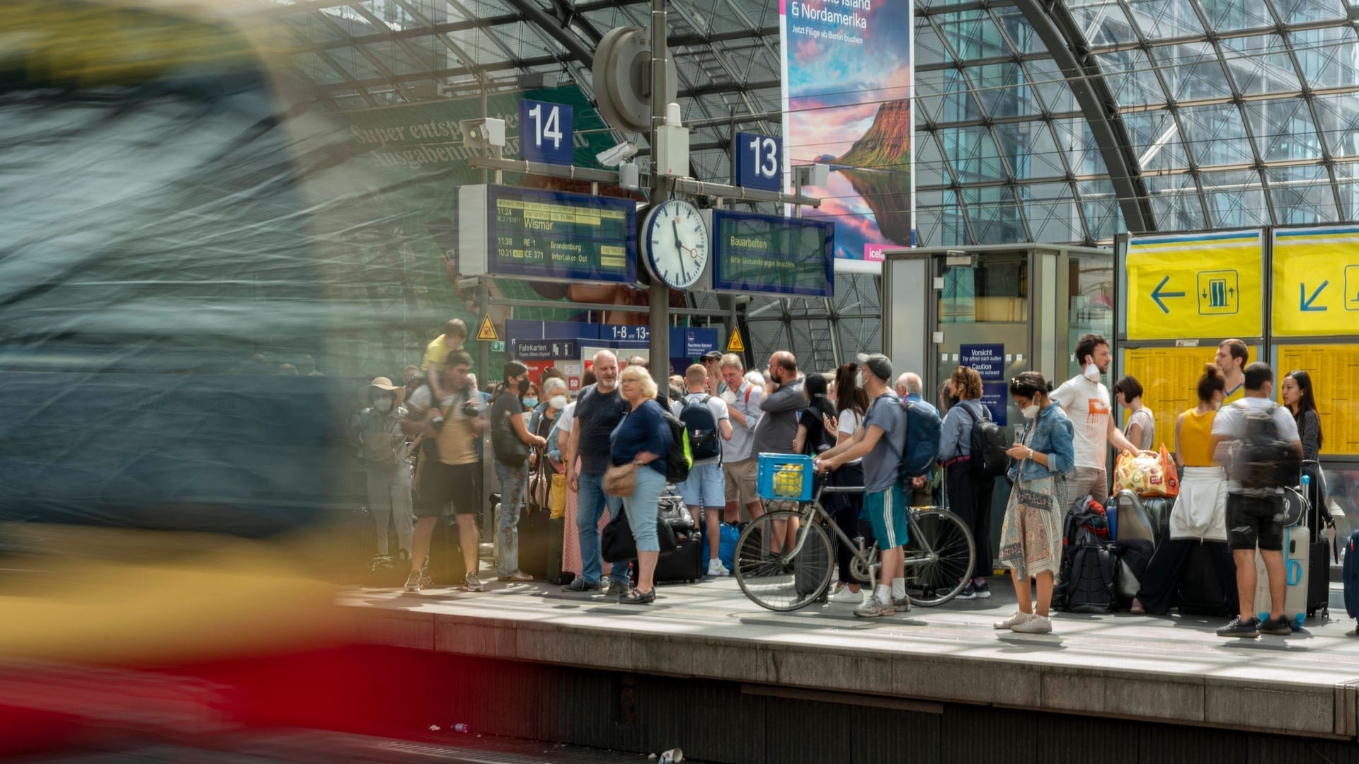 Fahrgäste am Gleis (Archivbild): Das 29-Euro-Ticket wird nur im Abo käuflich sein.