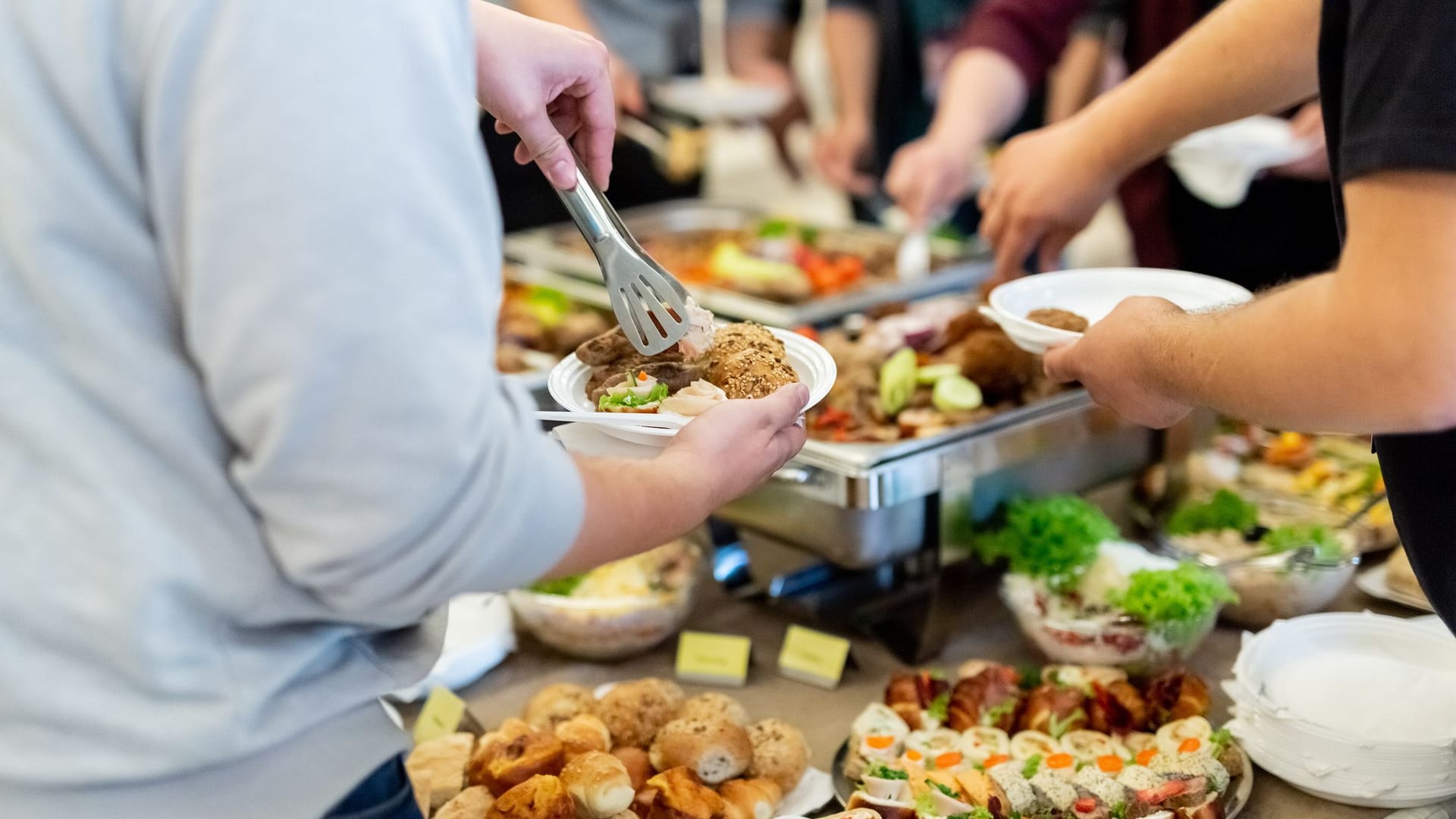 Hotelbuffet: All-Inclusive-Urlaub lohnt sich vor allem dann, wenn Sie Verpflegung, Unterkunft und Anreise zusammenrechnen.