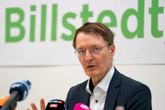 Karl Lauterbach (SPD), Bundesminister für Gesundheit, spricht während seines Besuchs im Gesundheitskiosk im Stadtteil Billstedt. Das Projekt soll deutschlandweit zur Praxis werden.