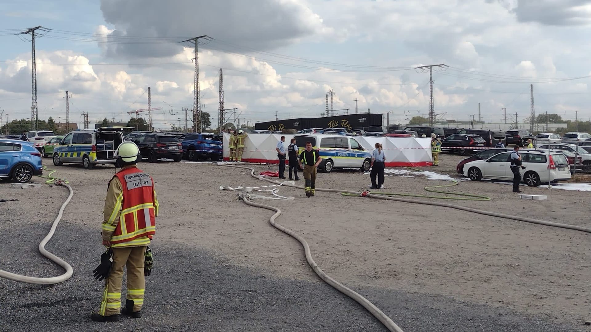 Auf dem Gelände Am Güterbahnhof in Duisburg bei Zirkus Flic-Flac ist ein Kleinflugzeug abgestürzt. Auf dem Gelände Am Güterbahnhof in Duisburg bei Zirkus Flic-Flac ist ein Kleinflugzeug abgestürzt.