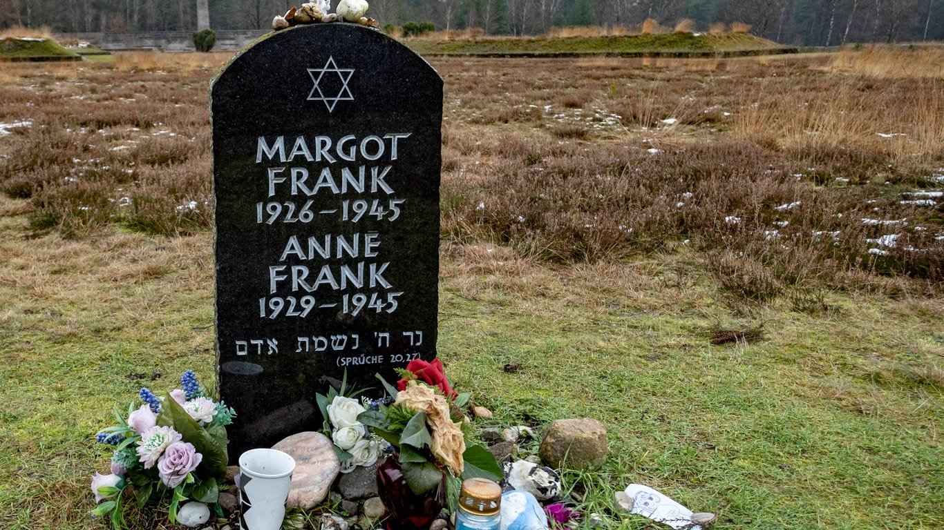 Der symbolische Grabstein für die Schwestern Margot und Anne Frank (Archivbild): Am Donnerstag soll ein bundesweit bekannter Neonazi einen volksverhetzenden Post abgesetzt haben.
