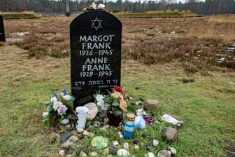 Der symbolische Grabstein für die Schwestern Margot und Anne Frank (Archivbild): Am Donnerstag soll ein bundesweit bekannter Neonazi einen volksverhetzenden Post abgesetzt haben.