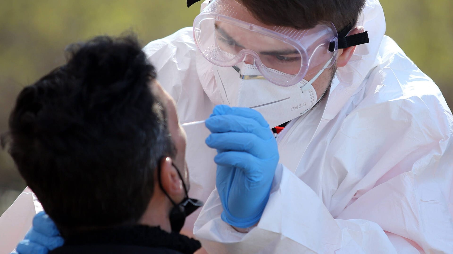 Mann unterzieht sich einem Coronatest (Symbolbild): In Hamburg wird die Inzidenz nur noch einmal pro Woche bekanntgegeben.