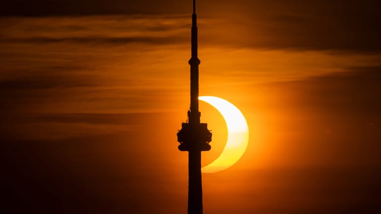 Partielle Sonnenfinsternis 2021 in Toronto, Kanada (Archivbild): Ende Oktober können wir in Deutschland eine partielle Sonnenfinsternis erleben.