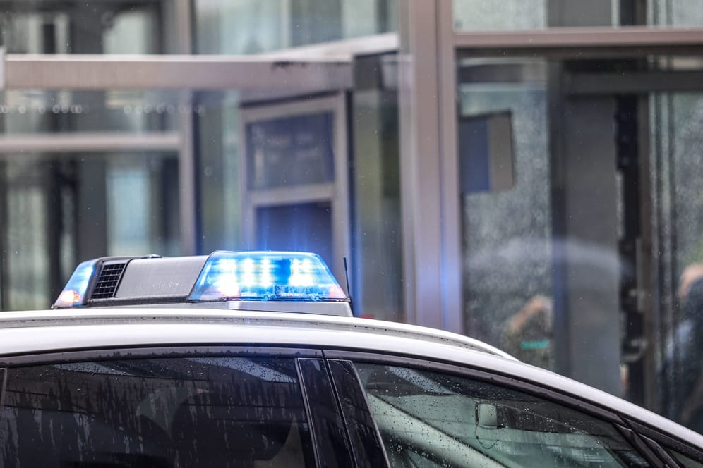 Blaulicht eines Streifenwagens (Archivbild): Die Polizei hat die Fahndung nach einem Mädchen zurückgenommen.