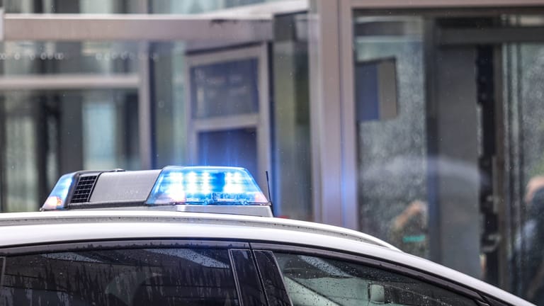 Blaulicht eines Streifenwagens (Archivbild): Die Polizei hat die Fahndung nach einem Mädchen zurückgenommen.