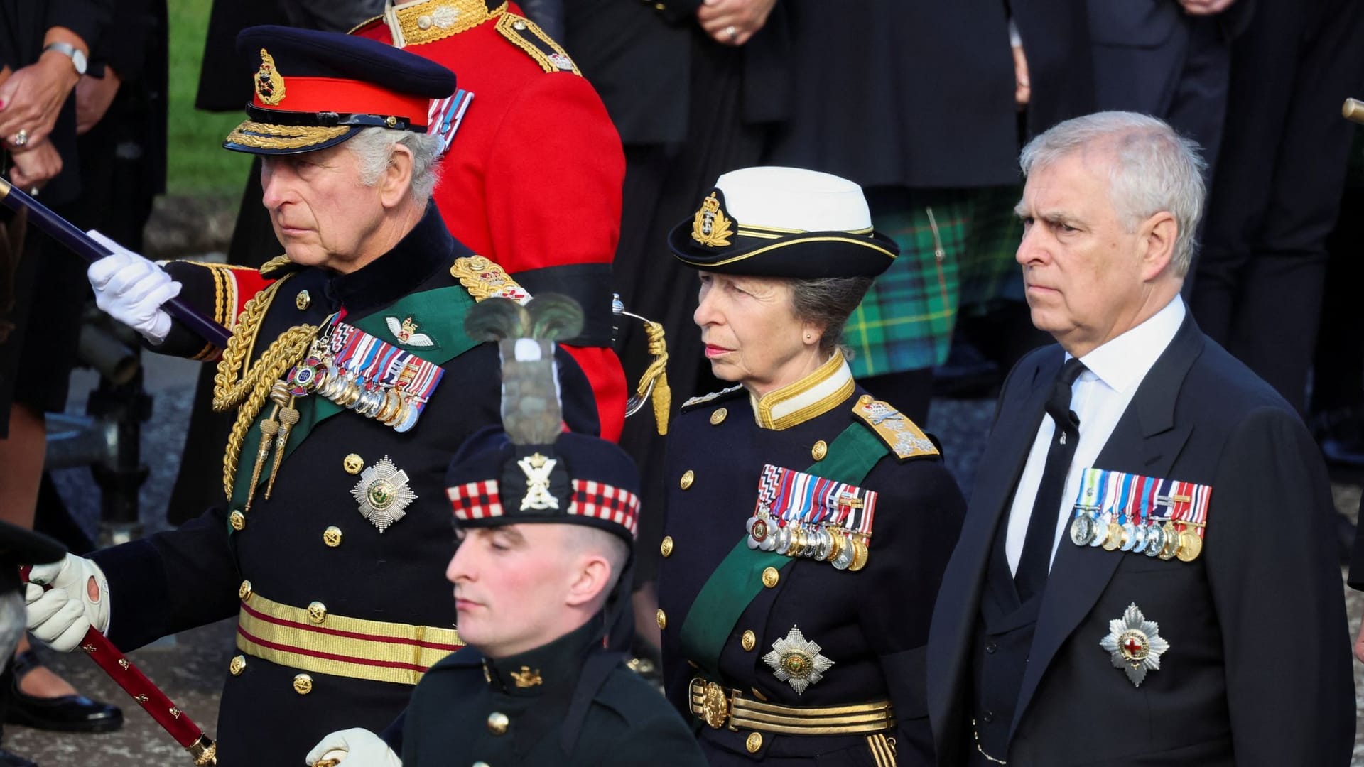 König Charles III., Prinzessin Anne und Prinz Andrew: Die Kinder der Queen liefen zu Fuß hinter dem Sarg her.