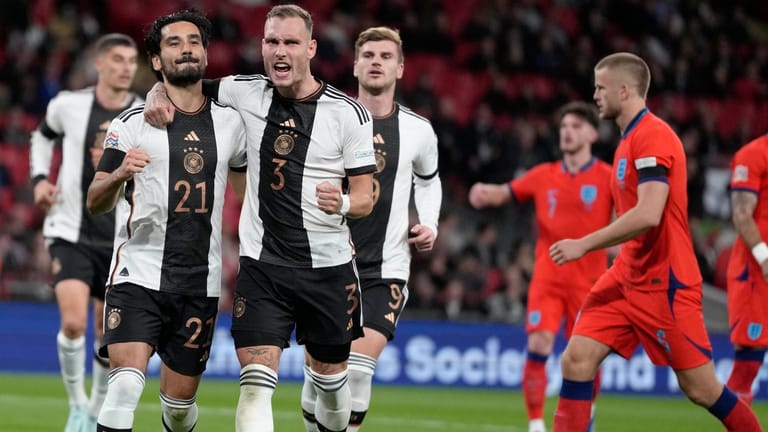 Ilkay Gündogan (l.) erzielte das 1:0: Deutschland erlebte einen dramatischen Abend in England.