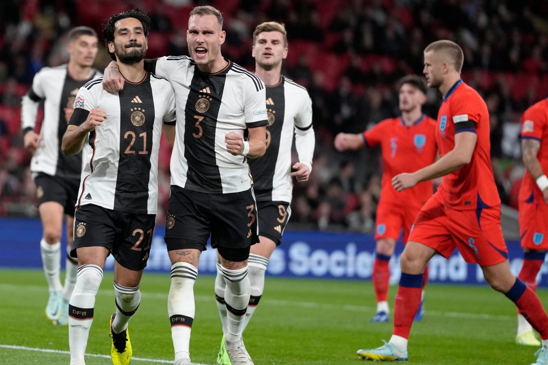 Ilkay Gündogan (l.) erzielte das 1:0: Deutschland erlebte einen dramatischen Abend in England.