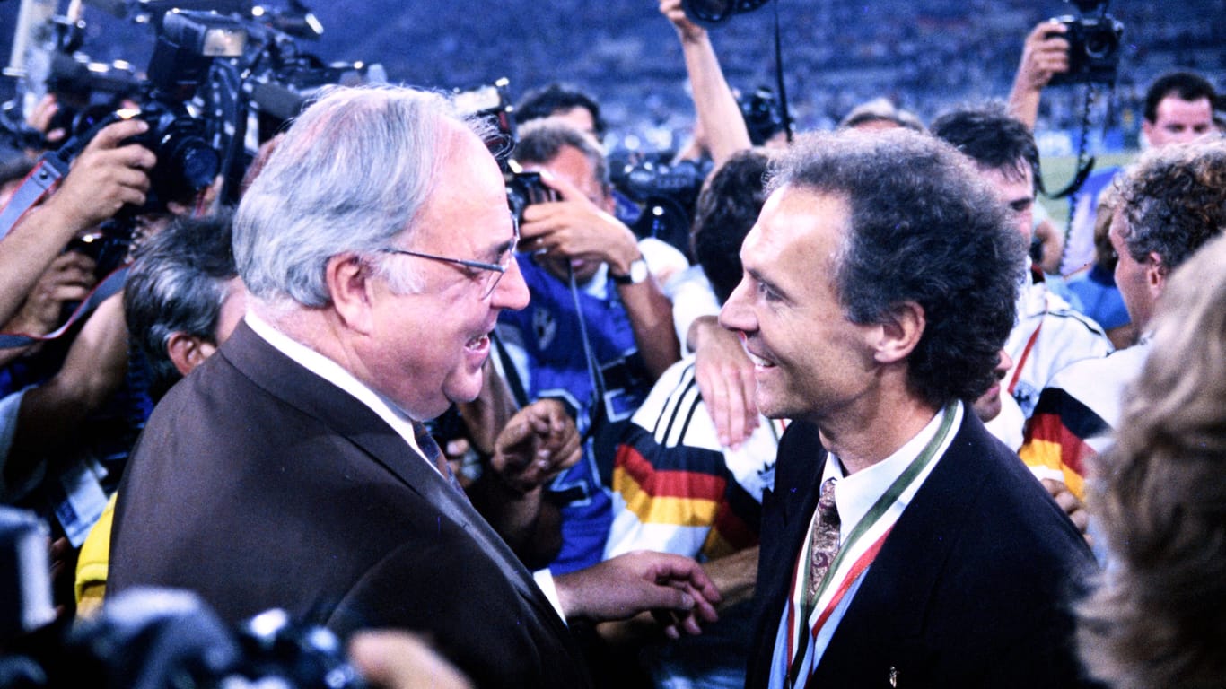 Franz Beckenbauer (r.) und Helmut Kohl: Der Teamchef nimmt nach dem WM-Triumph 1990 in Rom die Glückwünsche des Bundeskanzlers entgegen.