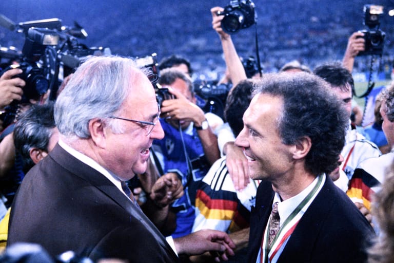 Franz Beckenbauer (r.) und Helmut Kohl: Der Teamchef nimmt nach dem WM-Triumph 1990 in Rom die Glückwünsche des Bundeskanzlers entgegen.