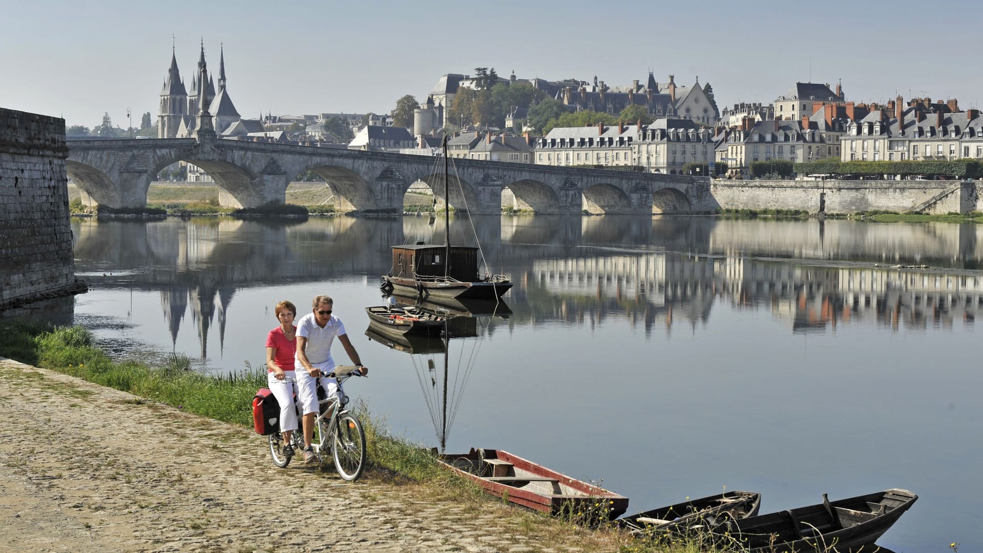 Radtour an der Loire: Während die Urlauber radeln, macht sich das Schiff mit den Übernachtungskabinen auf den Weg zum nächsten Treffpunkt.