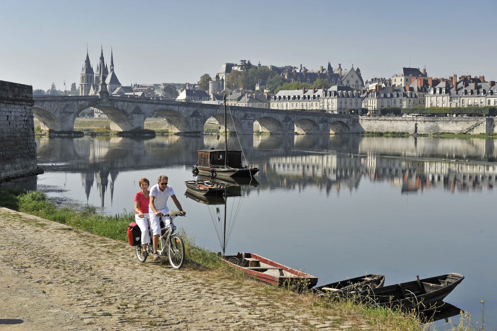 Radtour an der Loire: Während die Urlauber radeln, macht sich das Schiff mit den Übernachtungskabinen auf den Weg zum nächsten Treffpunkt.