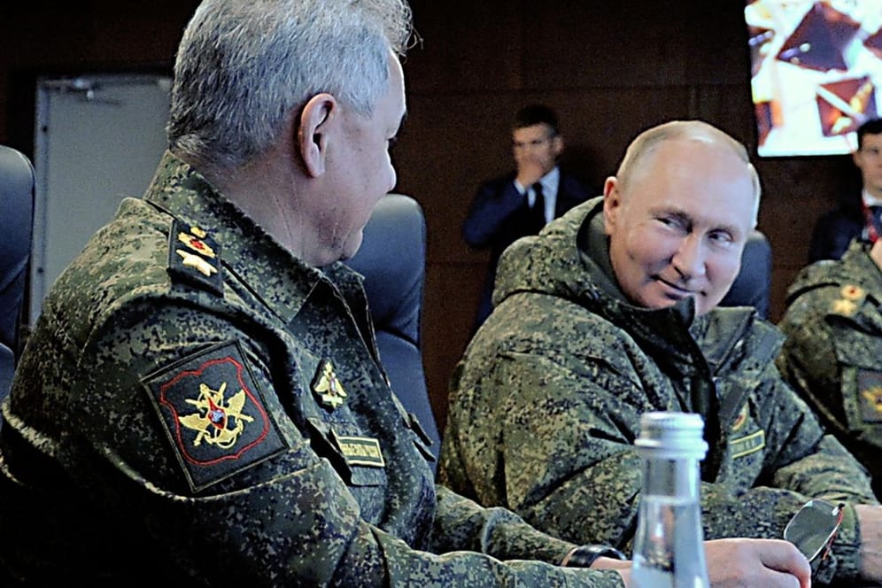 Kremlchef Wladimir Putin und Verteidigungsminister Sergej Shoigu: Sie beobachten ein das "Wostok"-Manöver im Osten Russlands.