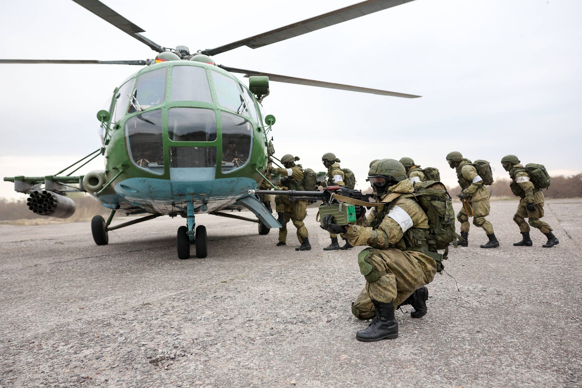 Russische Soldaten in Kaliningrad (Archivbild): Moskau hat wegen des Angriffskrieges in der Ukraine militärische Kräfte von seinen Stützpunkten in Nordeuropa abgezogen.