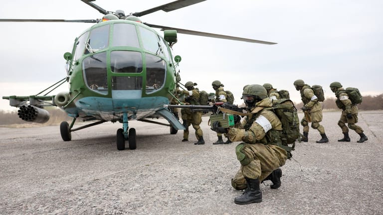 Russische Soldaten in Kaliningrad (Archivbild): Moskau hat wegen des Angriffskrieges in der Ukraine militärische Kräfte von seinen Stützpunkten in Nordeuropa abgezogen.