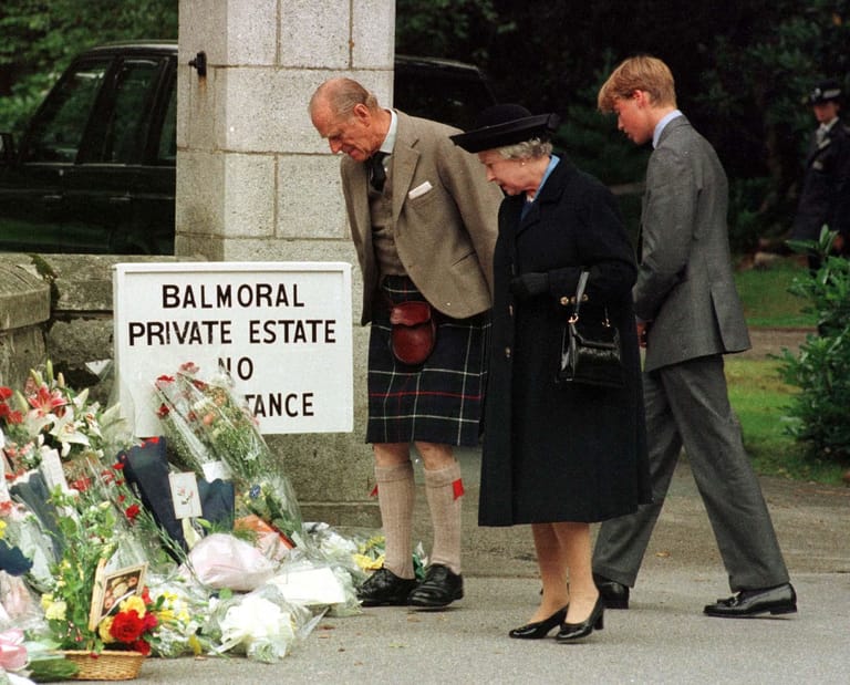 Nach dem Tod von Prinzessin Diana zog sich die royale Familie auf den Landsitz in Balmoral, Schottland zurück.
