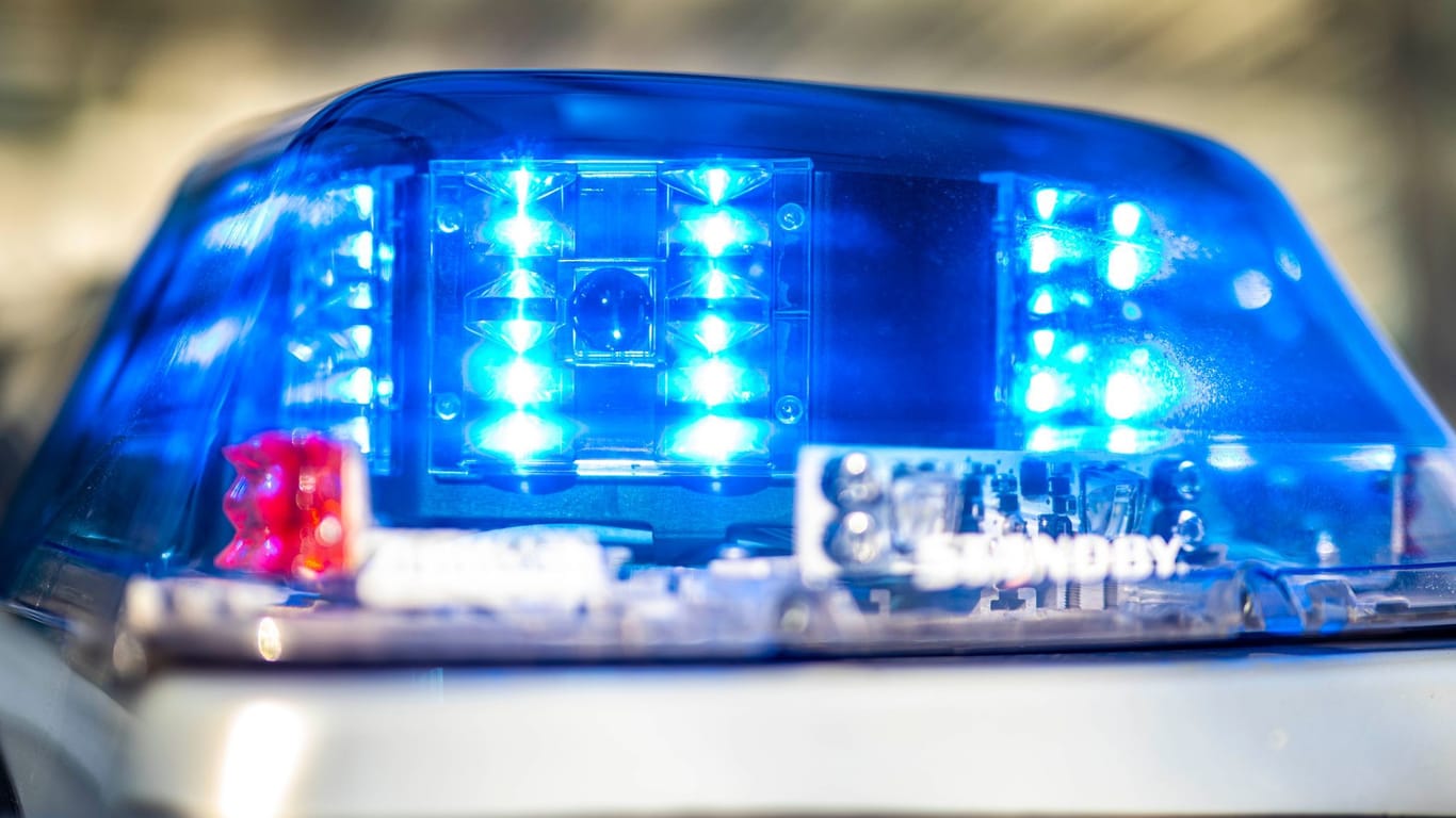 Ein Blaulicht leuchtet auf dem Dach eines Polizeiwagens (Symbolbild): Zehn Streifenwagen waren an der Fahndung beteiligt.