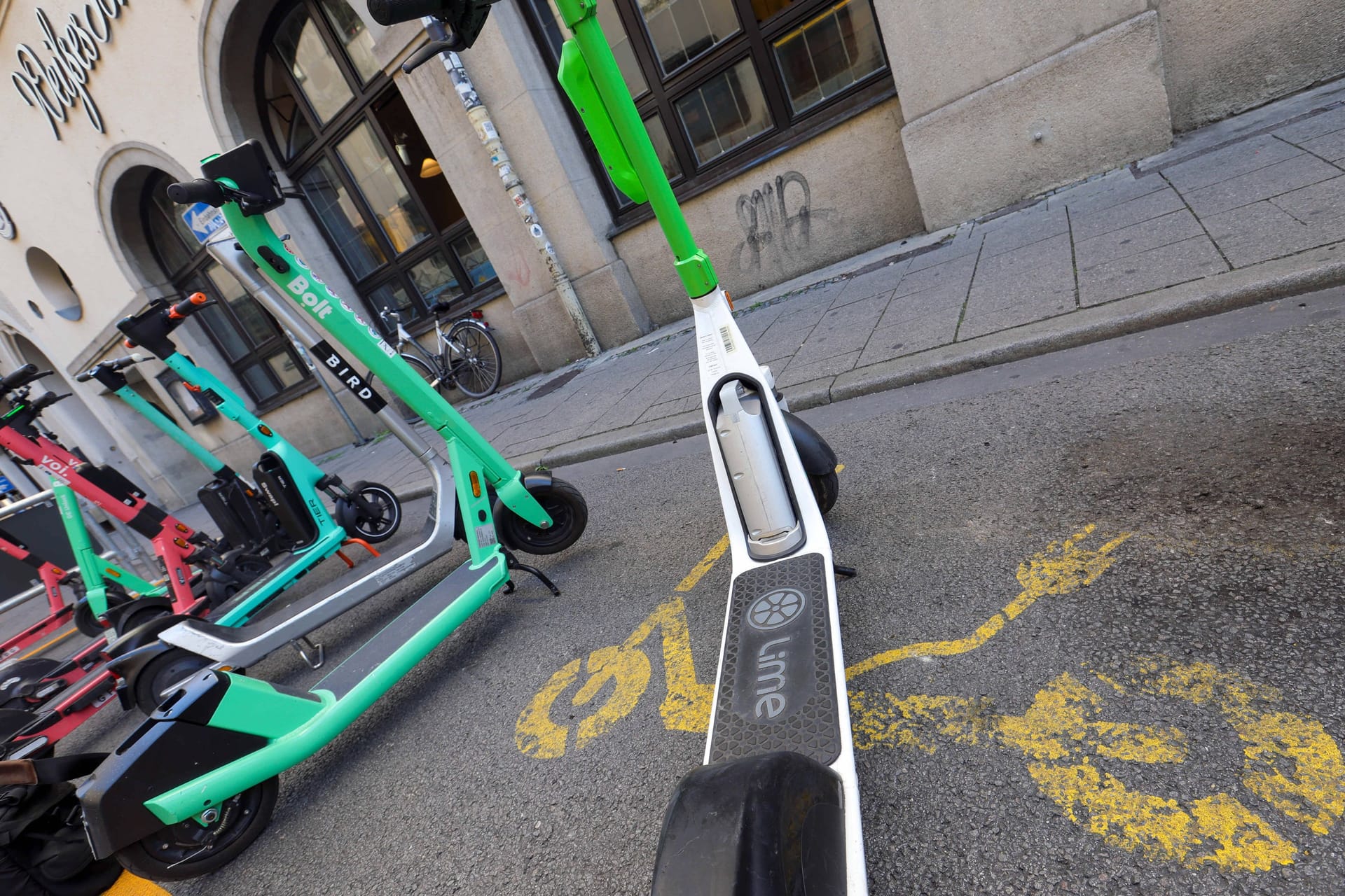 Mehrere E-Scooter auf der Straße in München (Symbolbild): Während des Oktoberfests testen die Geräte ihre Nutzer.