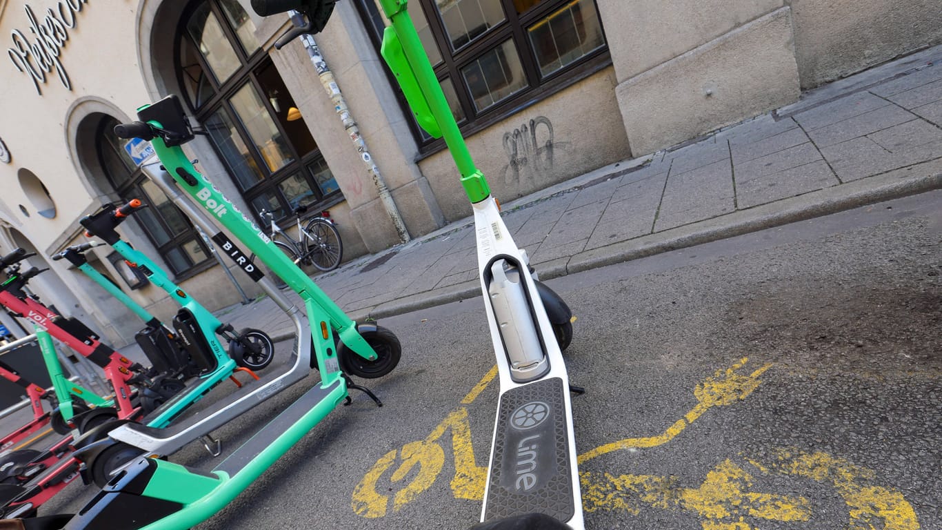 Mehrere E-Scooter auf der Straße in München (Symbolbild): Während des Oktoberfests testen die Geräte ihre Nutzer.