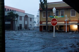 Eine überflutete Straße in Fort Myers: Die Behörden erwarten weitere Überschwemmungen durch Hurrikan "Ian".