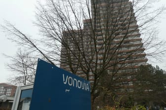 Logo des Immobilienkonzerns Vonovia vor Wohngebäude: Wenn die Summe, die der Mieter schuldet, zwei Monatsmieten beträgt, kann es zur Kündigung kommen.