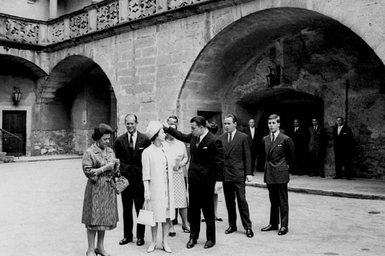 Queen Elizabeth II. (Mitte) mit Prinz Kraft zu Hohenlohe-Langenburg (mit dem zeigenden Arm): 1965 war die Königin zu Gast auf Schloss Langenburg.