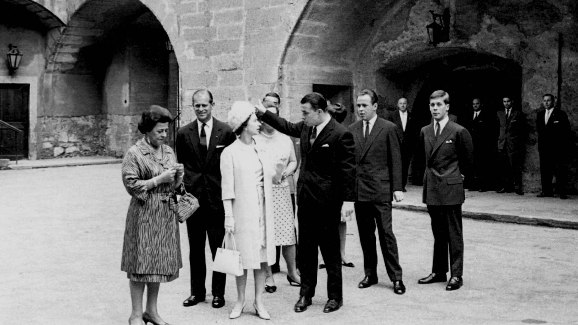 Queen Elizabeth II. (Mitte) mit Prinz Kraft zu Hohenlohe-Langenburg (mit dem zeigenden Arm): 1965 war die Königin zu Gast auf Schloss Langenburg.