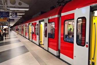 Eine S-Bahn in München (Symbolbild): Der Triebfahrzeugführer bemerkte nicht, dass die Hand der Frau eingeklemmt war.