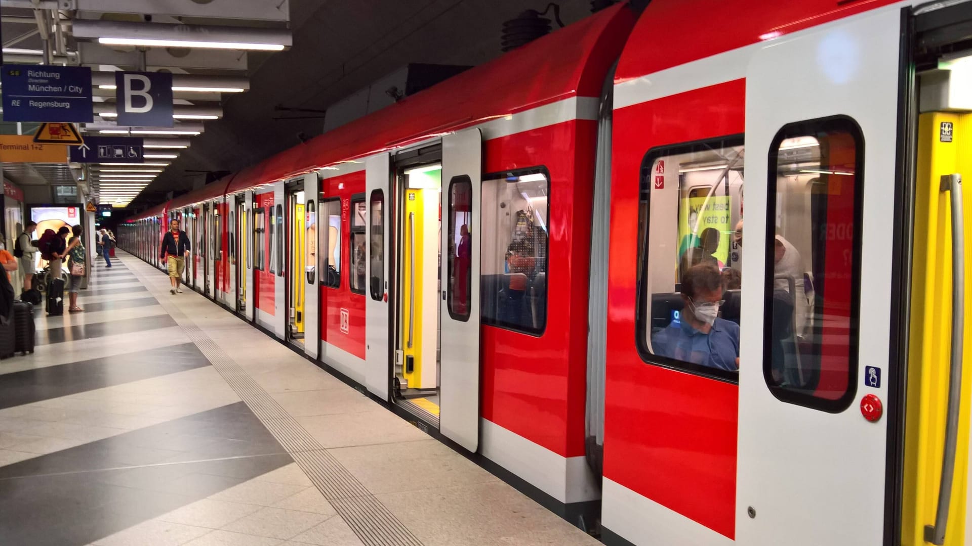 Eine S-Bahn in München (Symbolbild): Der Triebfahrzeugführer bemerkte nicht, dass die Hand der Frau eingeklemmt war.