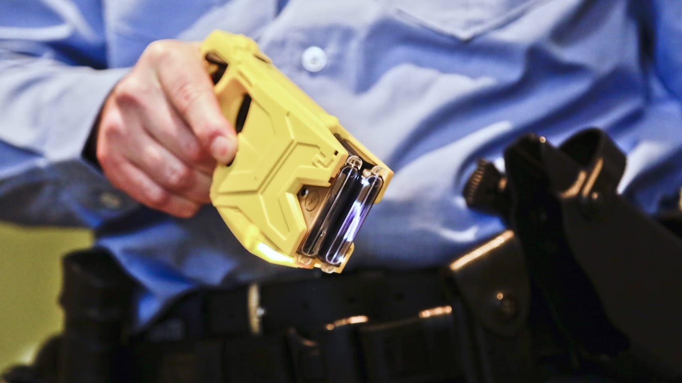 Ein Polizeibeamter testet einen Taser (Symbolfoto).
