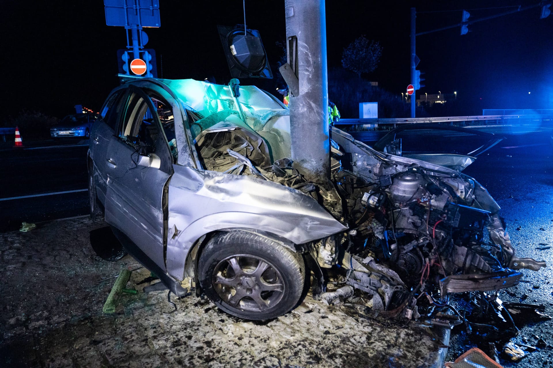 Schwerer Verkehrsunfall auf der B295 bei Leonberg-West: Der Fahrer wurde eingeklemmt und konnte erst nach rund einer Stunde aus dem Auto befreit werden.