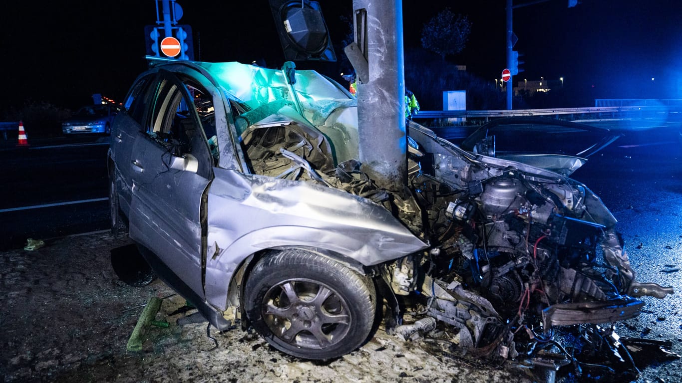 Schwerer Verkehrsunfall auf der B295 bei Leonberg-West: Der Fahrer wurde eingeklemmt und konnte erst nach rund einer Stunde aus dem Auto befreit werden.