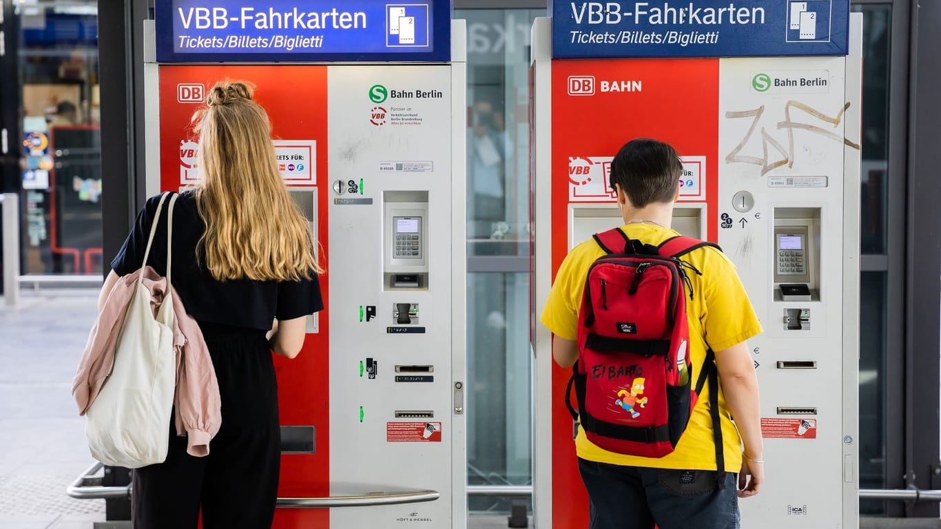 Fahrgäste an Fahrscheinautomaten in Berlin (Symbolbild): Seit dem Ende des 9-Euro-Tickets wird über einen Nachfolger diskutiert.