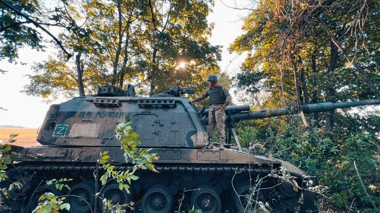 Ein ukrainischer Soldat steht auf einer Panzerhaubitze: Die Ukraine hat die Frontlinien im Nordosten durchbrochen.
