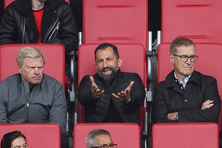 Jan-Christian Dreesen mit Oliver Kahn, Hasan Salihamidzic (v.r.): Der Finanzvorstand des FC Bayern München wird den Verein im kommenden Sommer verlassen.
