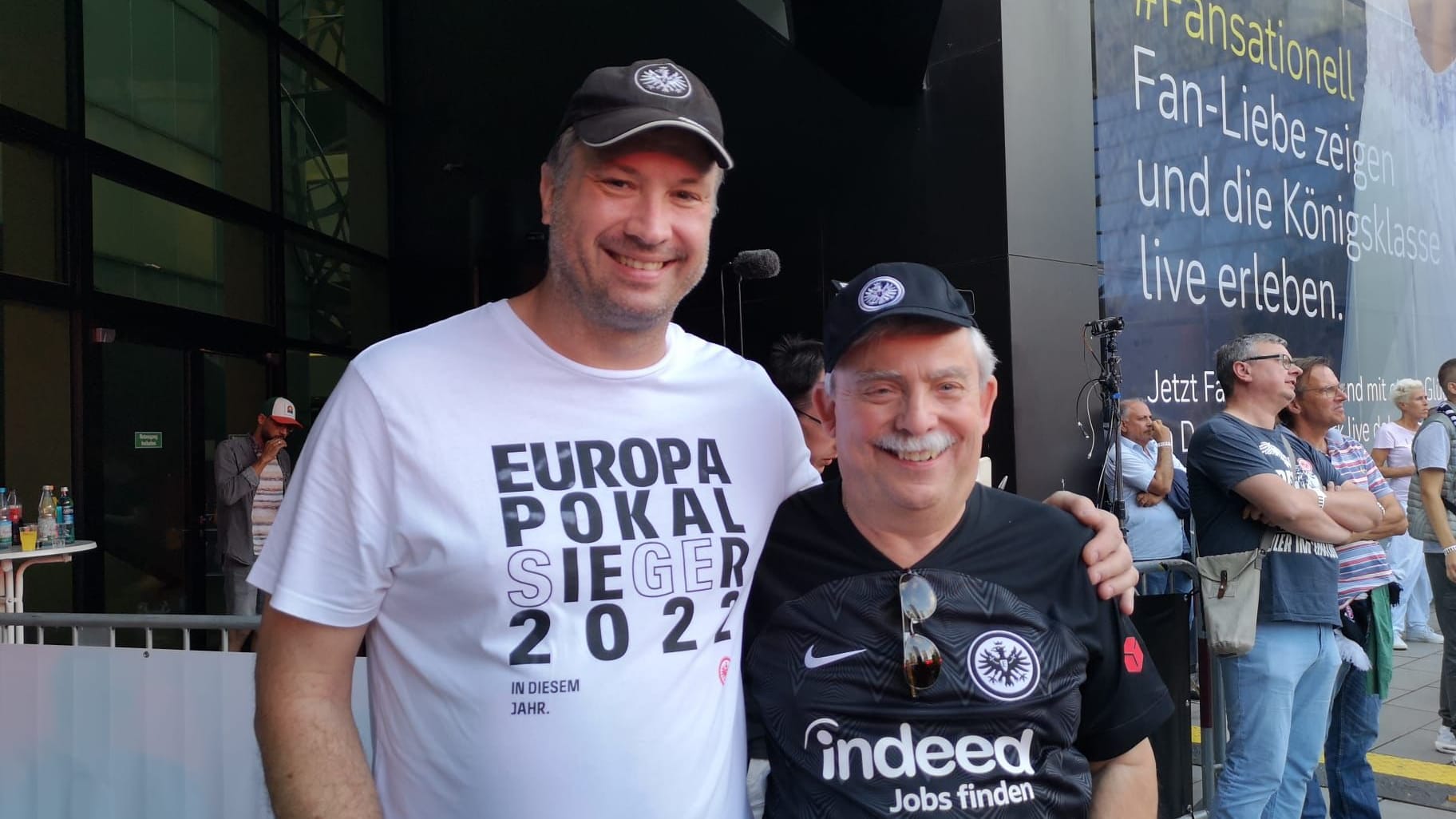Sind zur Pause zufrieden mit „ihrer“ Eintracht: Joachim Eberz und Schwiegersohn und Holger Reichert.