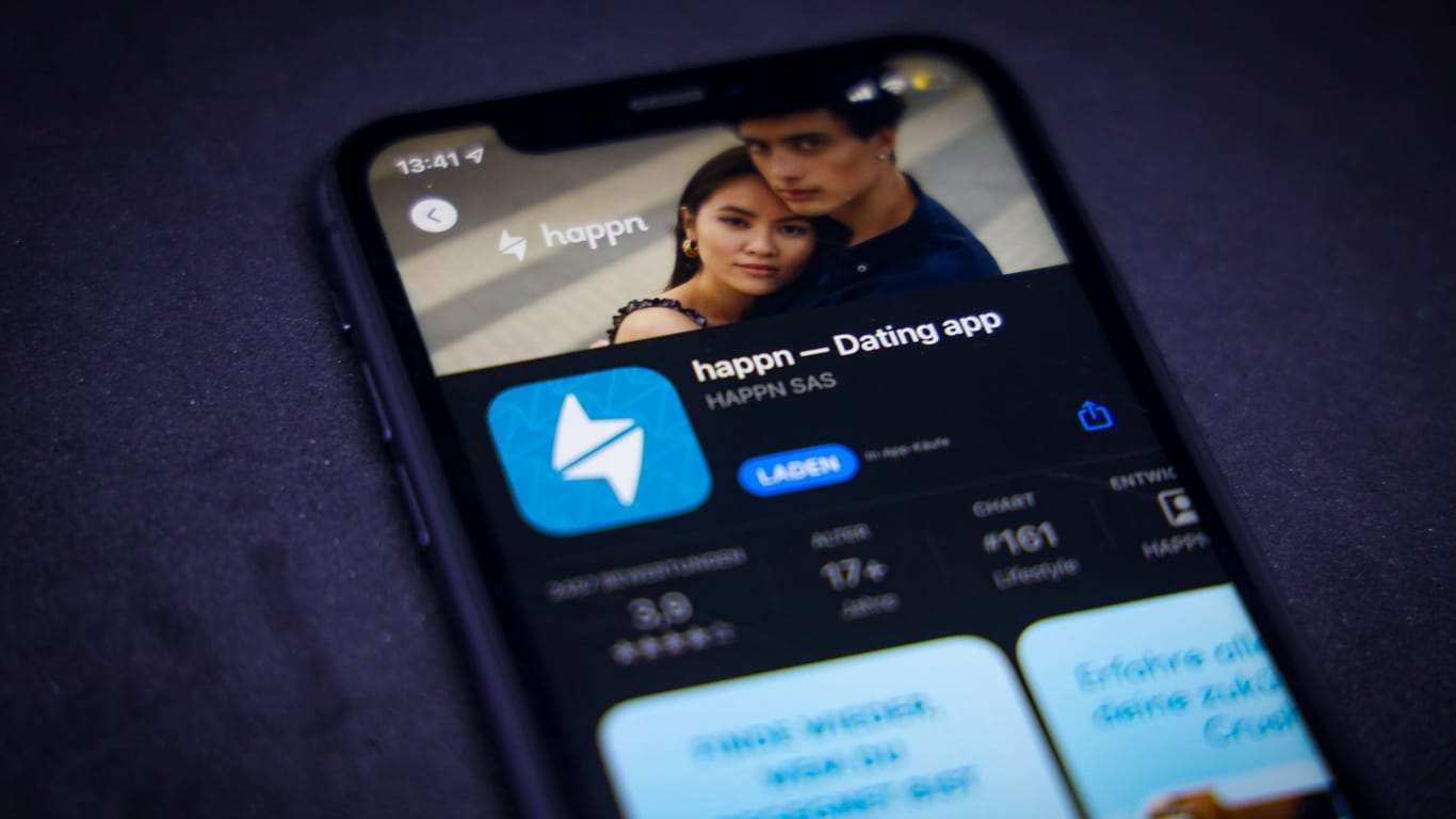 Eine Dating-App auf einem Handy (Symbolbild): Der Mann ist davon ausgegangen, ein Date zu haben.